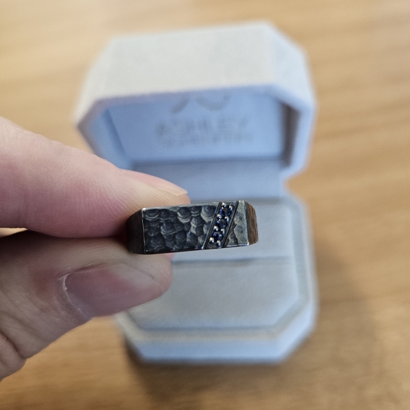 Sterling Silver Hammered Ring with Blue Saphires - Size 8 - Picture 4 of 5